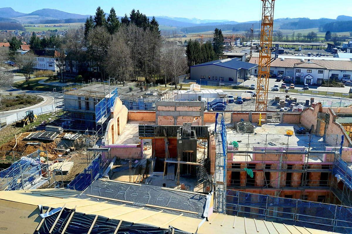 08.03.2022: Fertigstellung des Dachgeschosses des rechten Riegels des Pflegezentrums