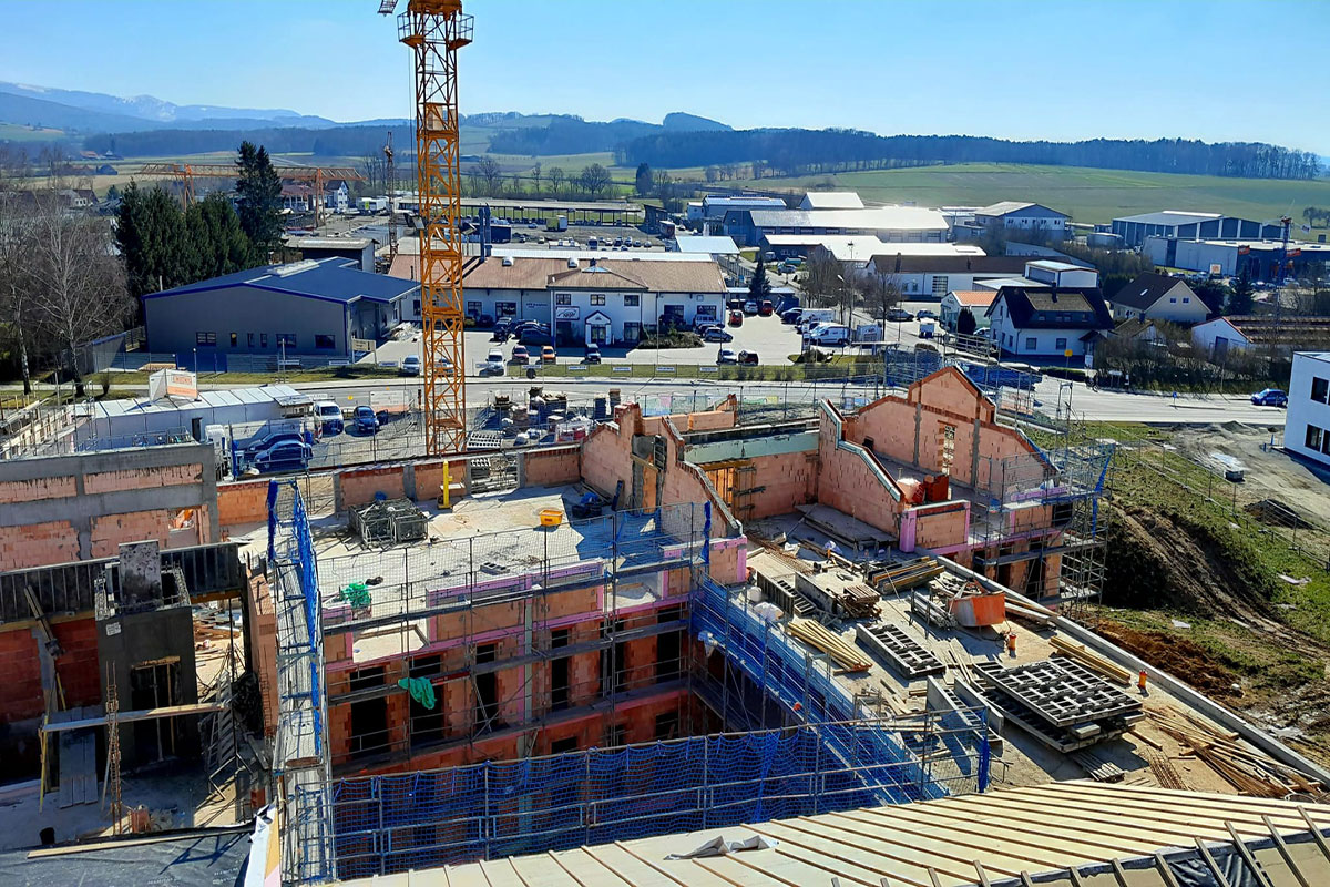 08.03.2022: Fertigstellung des Dachgeschosses des rechten Riegels des Pflegezentrums