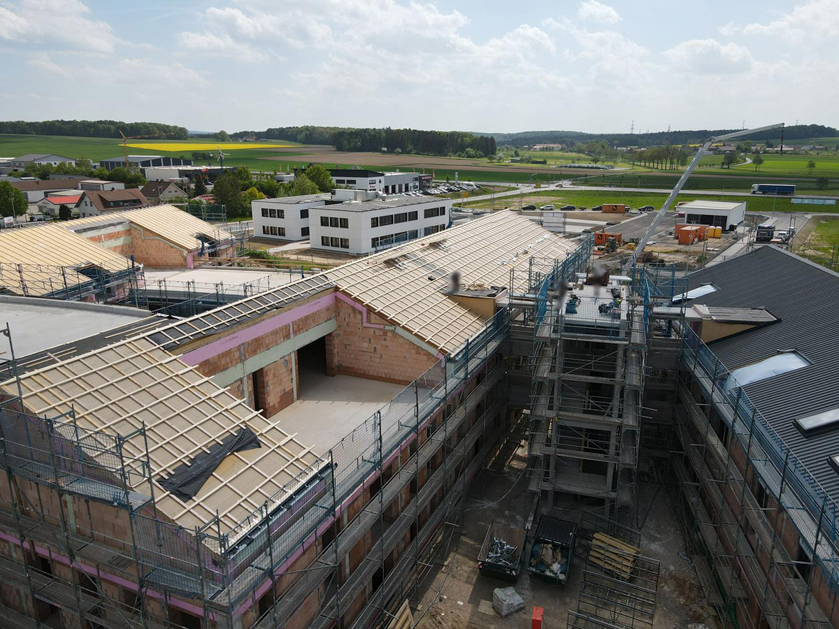 15.06.2022: Lebensraum am Holzbach - Die Dächer werden eingedeckt