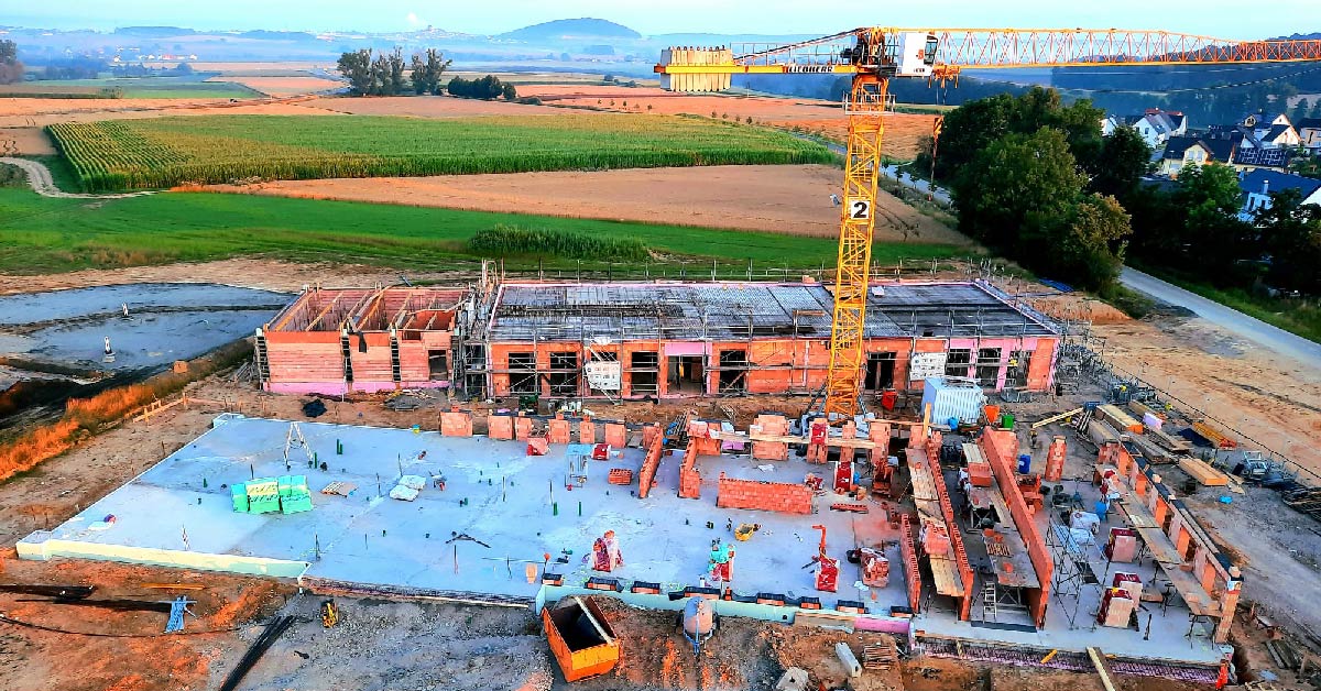 13.08.2021: Betonage der Bodenplatte vom Gebäude des Pflegezentrums - linker Riegel 